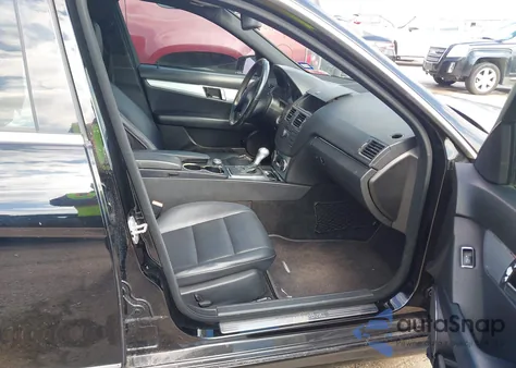 2010 Mercedes-Benz C 300 Luxury/Sport z USA, uszkodzony, nr VIN WDDGF5EB7AF387168